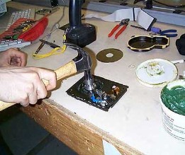 harddisk kapot maken met hammer